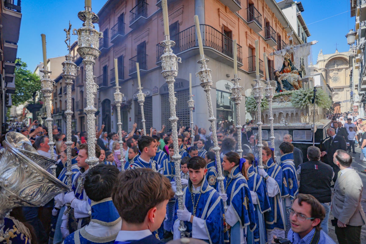Las imágenes de una procesión histórica: la Alhambra desde Catedral a su templo