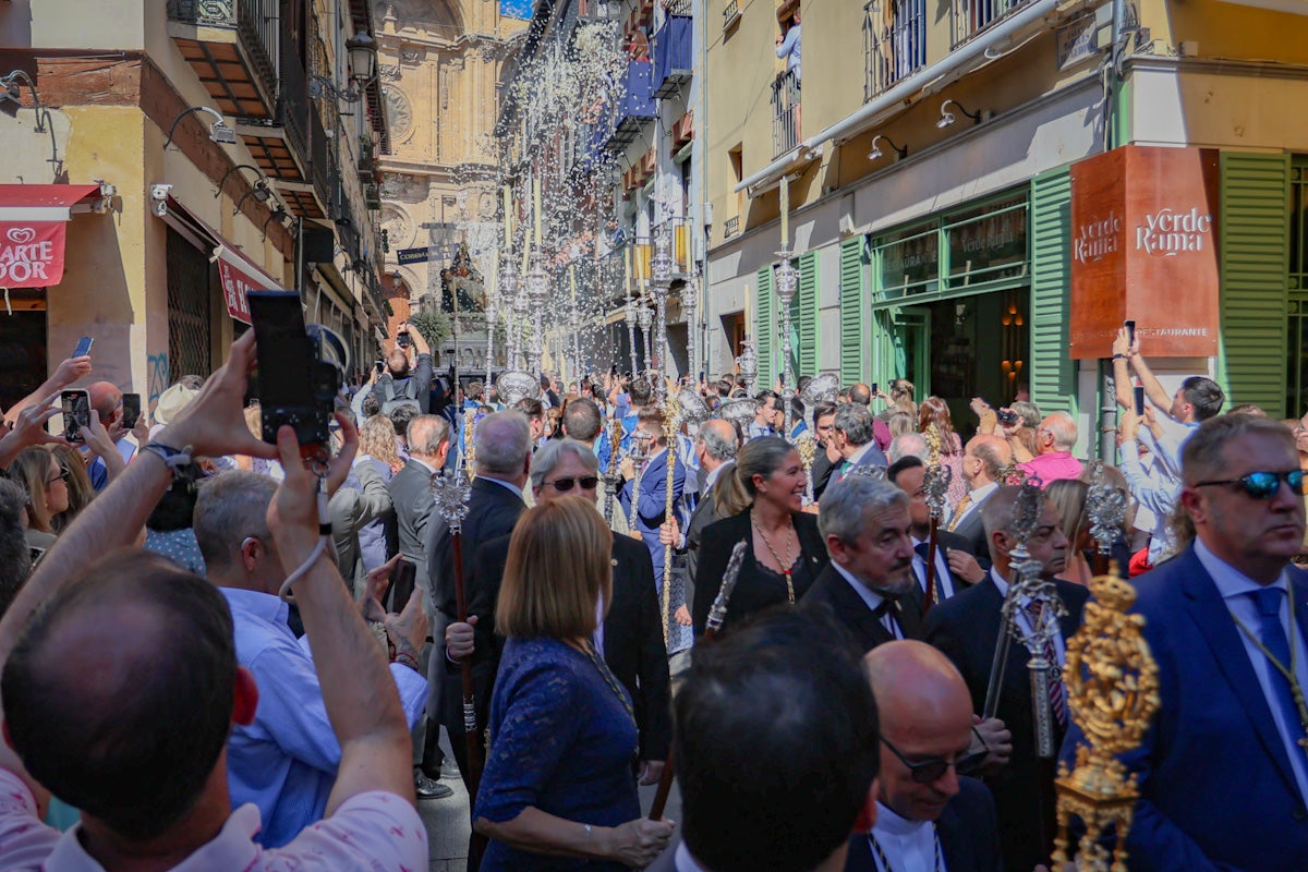 Las imágenes de una procesión histórica: la Alhambra desde Catedral a su templo