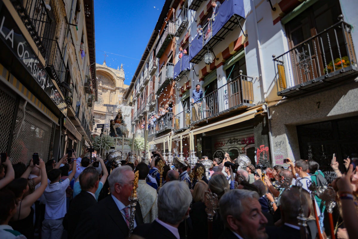 Las imágenes de una procesión histórica: la Alhambra desde Catedral a su templo