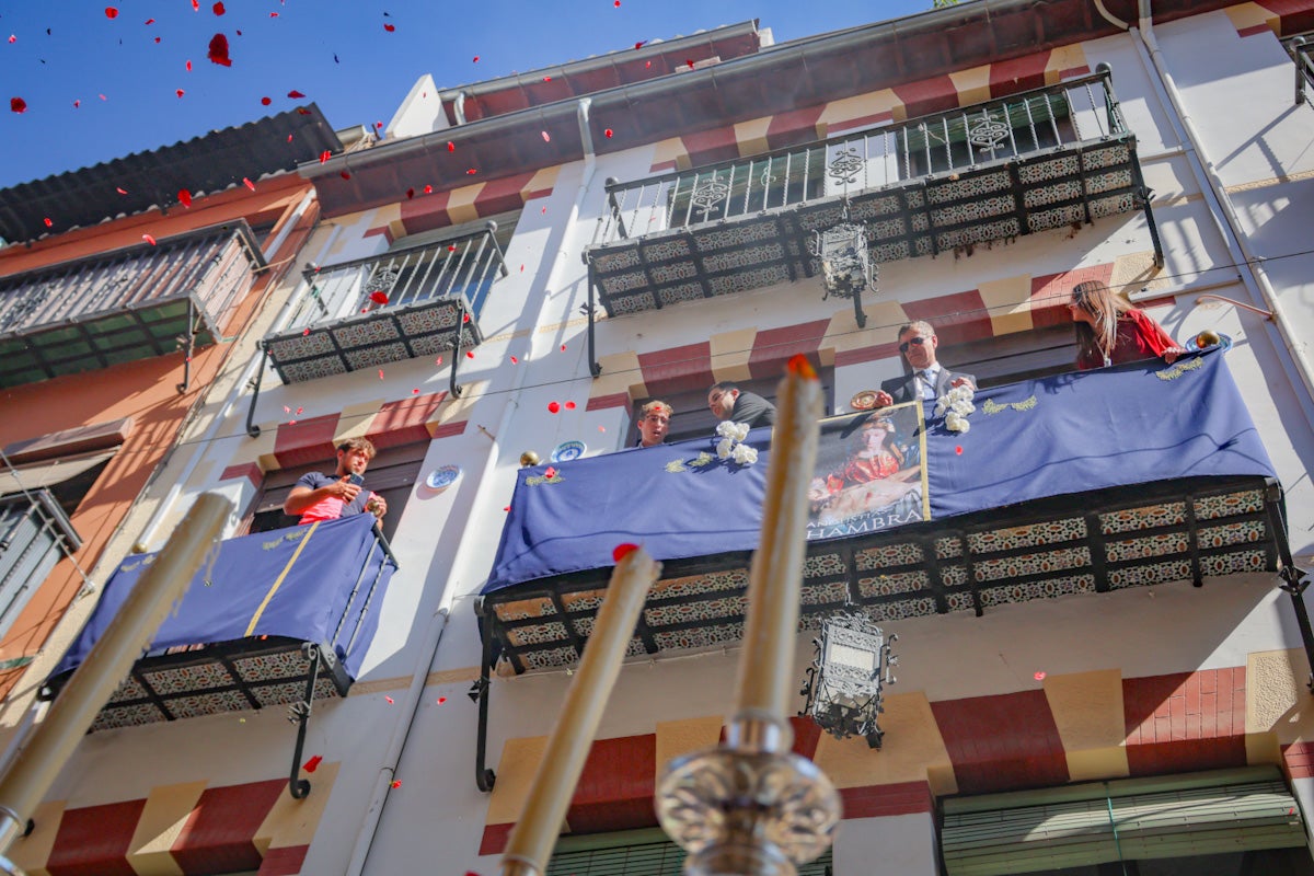 Las imágenes de una procesión histórica: la Alhambra desde Catedral a su templo