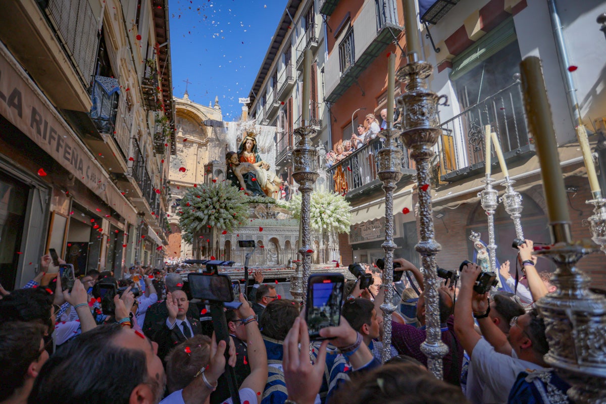 Las imágenes de una procesión histórica: la Alhambra desde Catedral a su templo