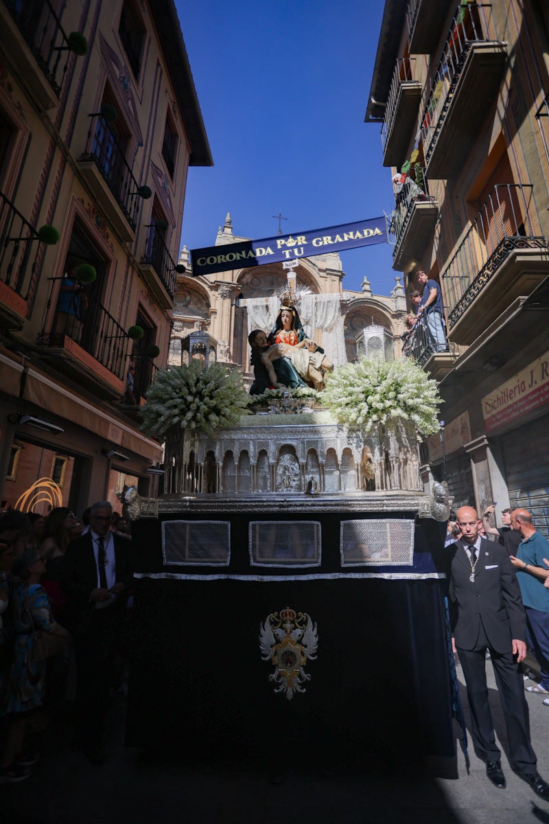 Las imágenes de una procesión histórica: la Alhambra desde Catedral a su templo