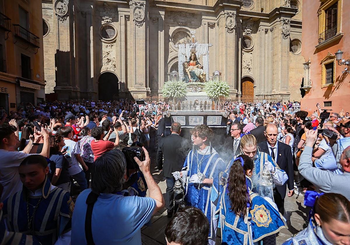 Gran ambiente para ver a la Alhambra este domingo.