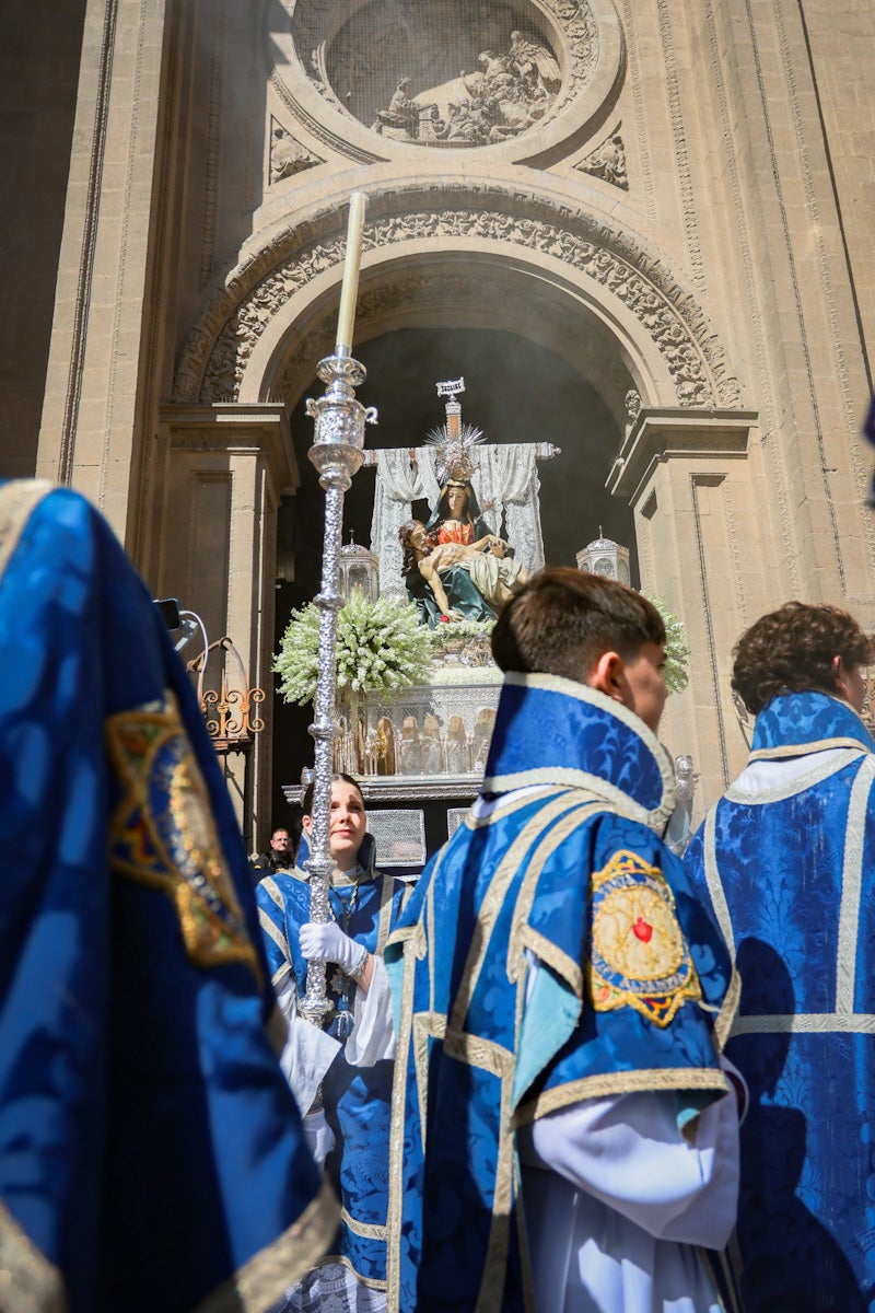 Las imágenes de una procesión histórica: la Alhambra desde Catedral a su templo