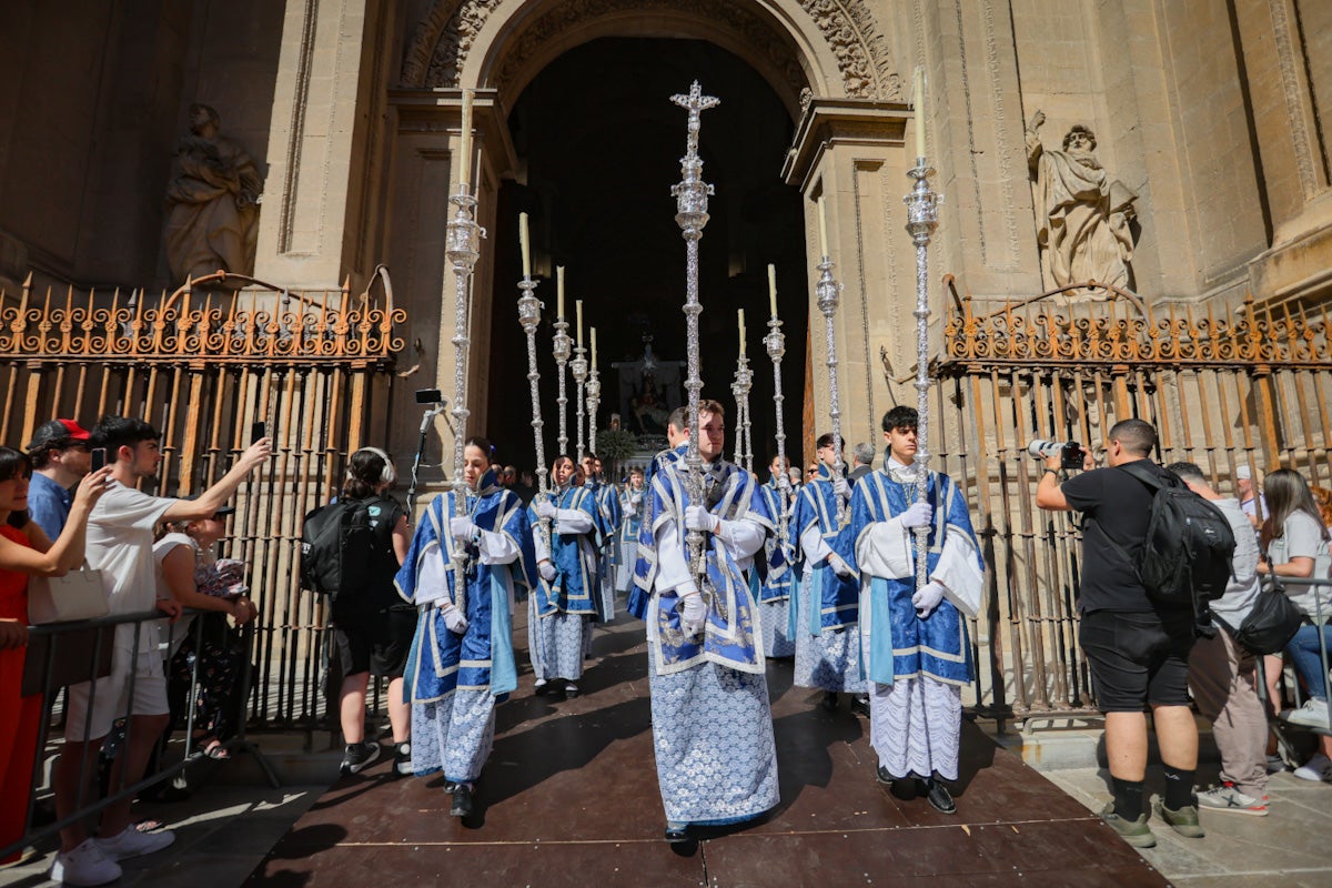 Las imágenes de una procesión histórica: la Alhambra desde Catedral a su templo