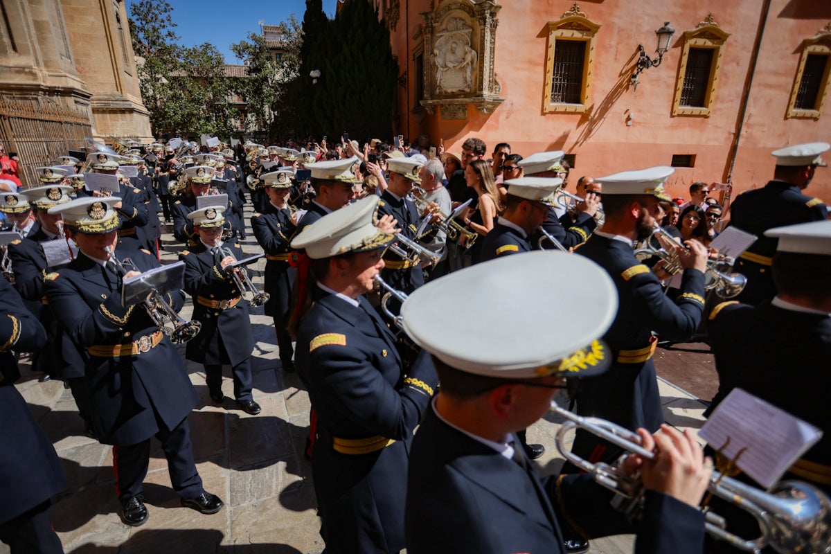 Las imágenes de una procesión histórica: la Alhambra desde Catedral a su templo