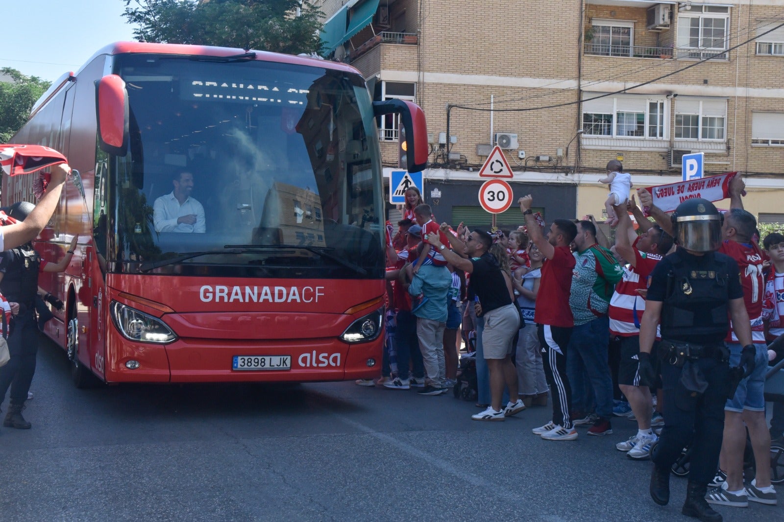 Así ha sido el espectacular recibimiento al Granada