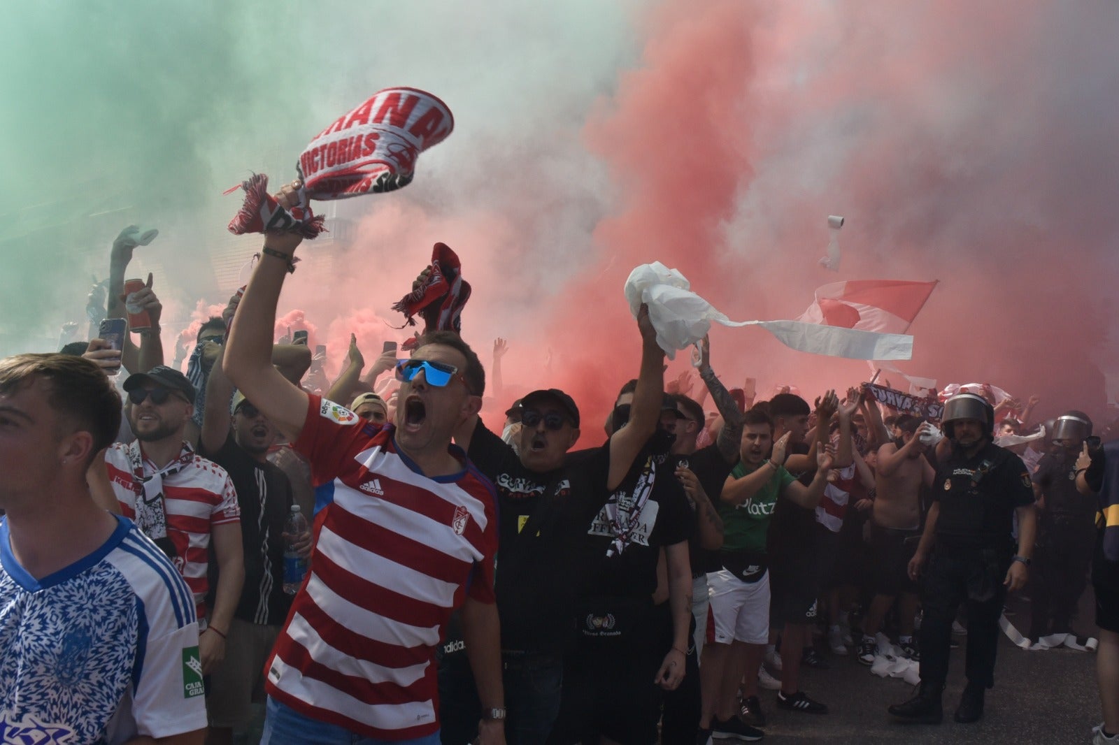 Así ha sido el espectacular recibimiento al Granada