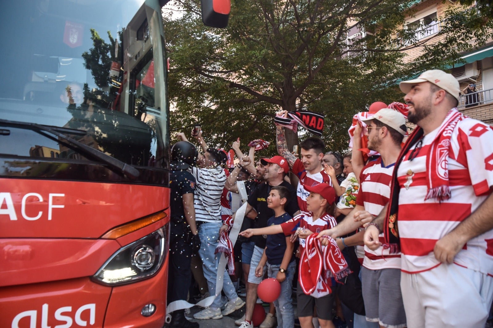 Así ha sido el espectacular recibimiento al Granada