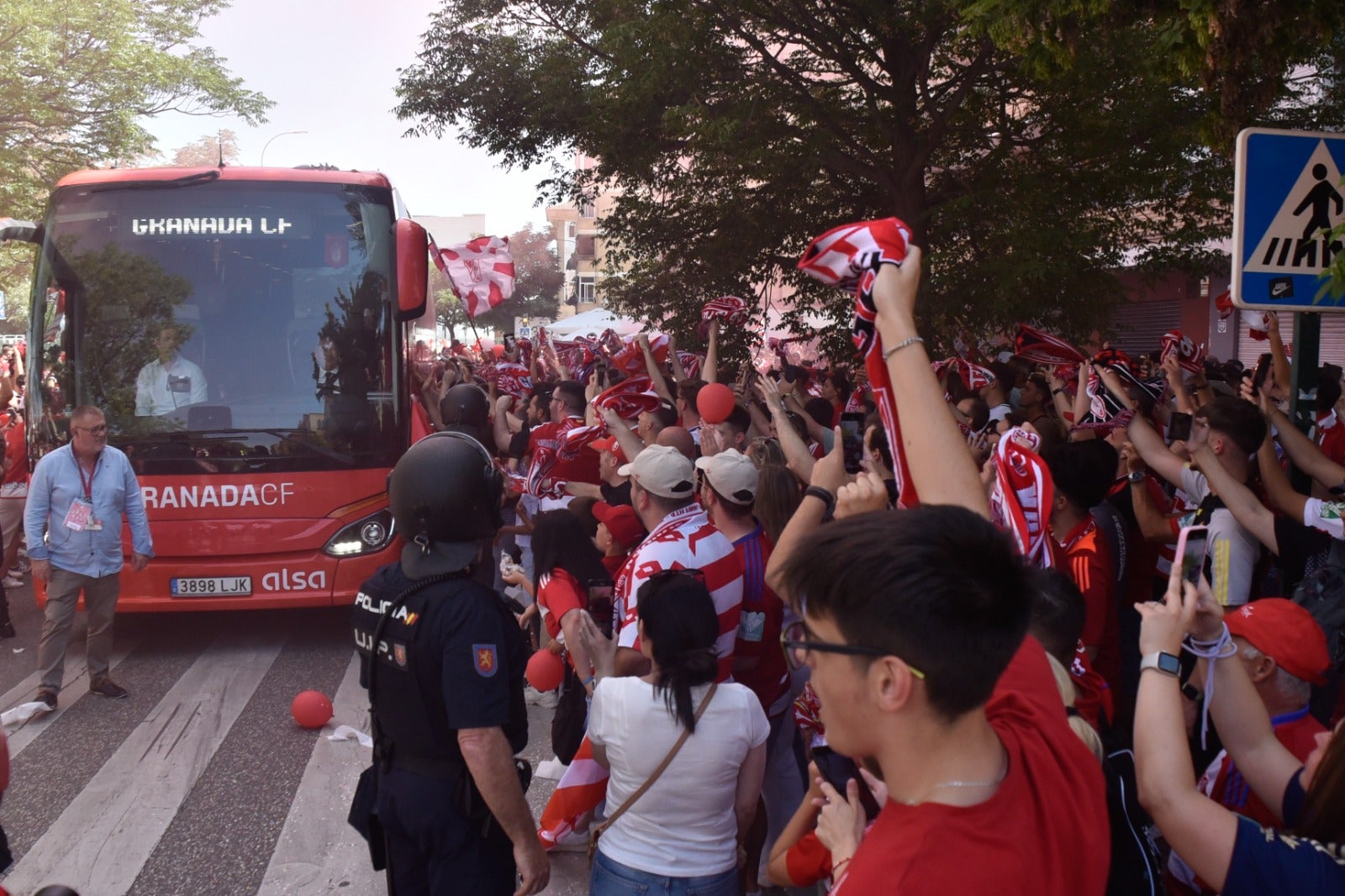 Así ha sido el espectacular recibimiento al Granada
