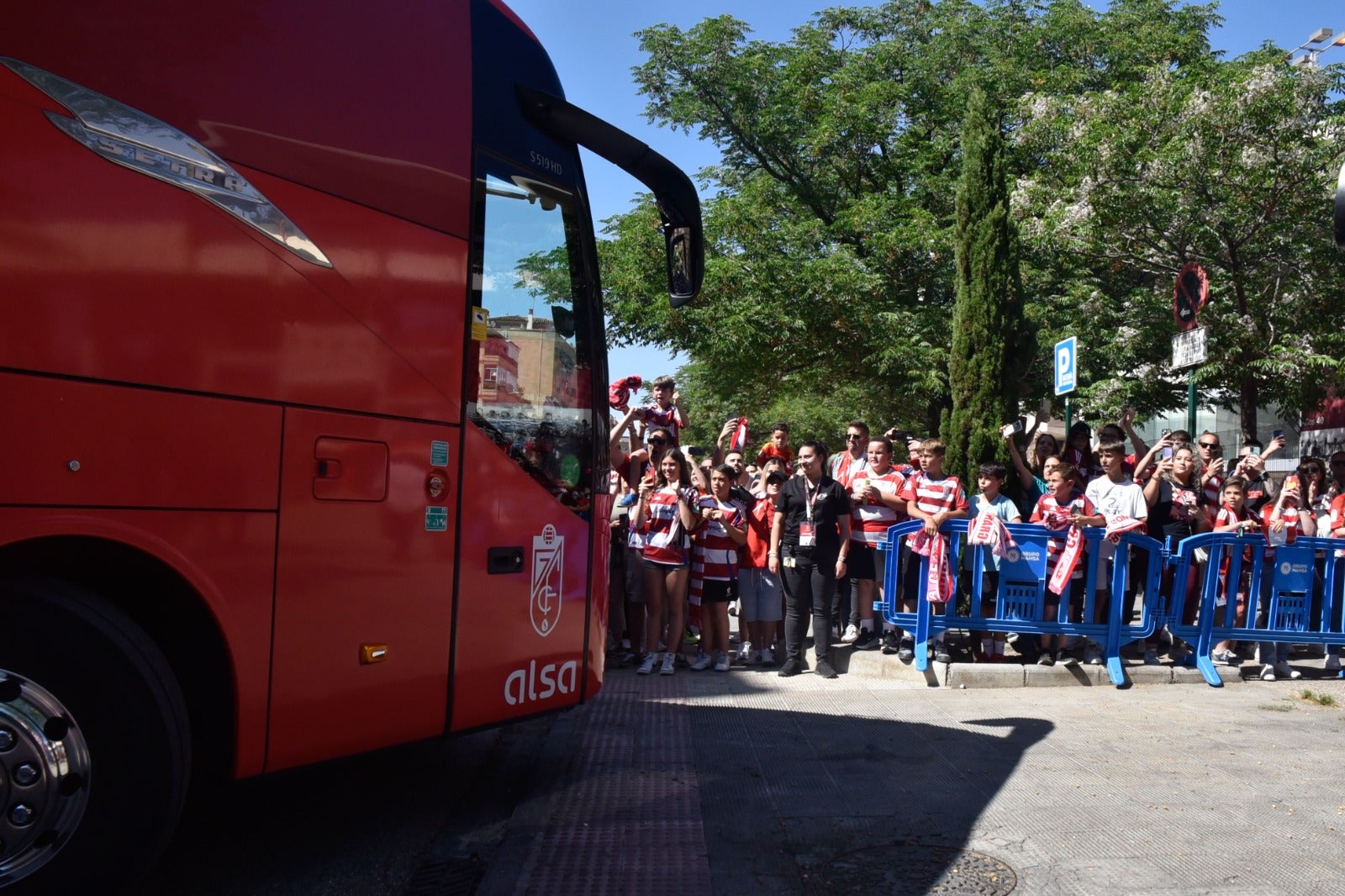 Así ha sido el espectacular recibimiento al Granada