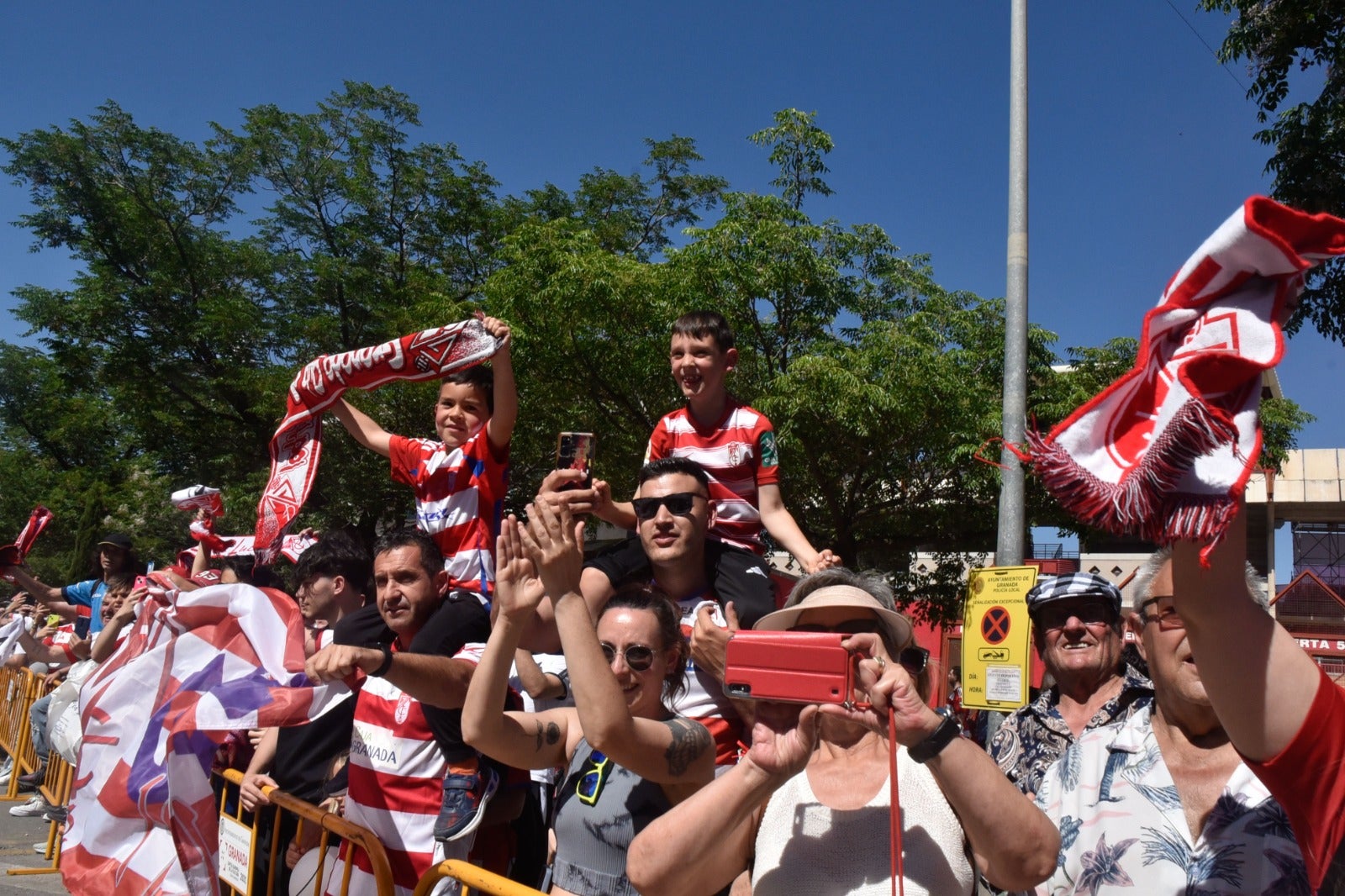 Así ha sido el espectacular recibimiento al Granada