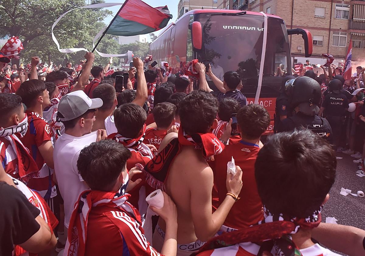Imagen principal - Bengalas y cánticos en la calle Pintor Manuel Maldonado. 