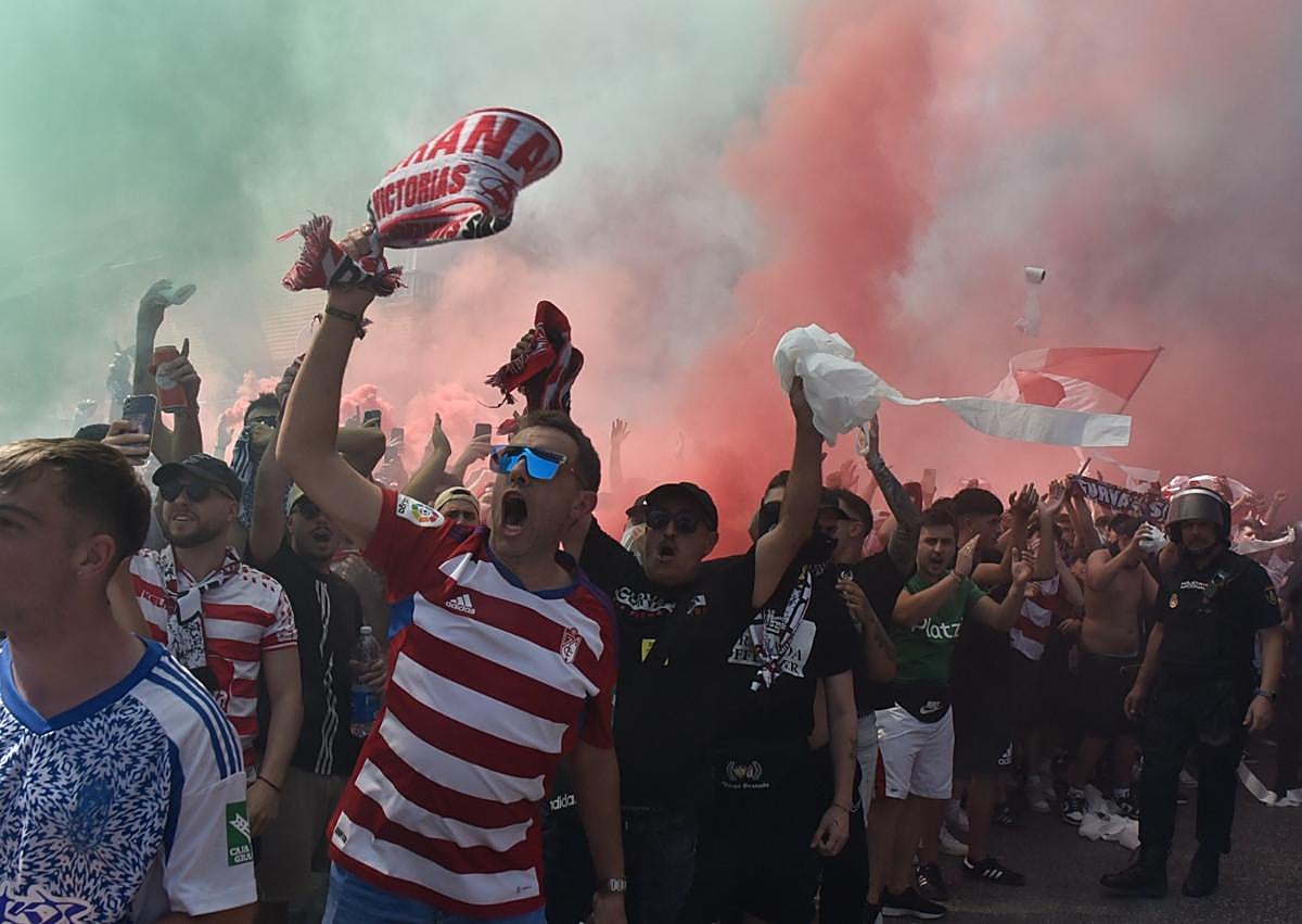 Imagen secundaria 1 - Bengalas y cánticos en la calle Pintor Manuel Maldonado. 