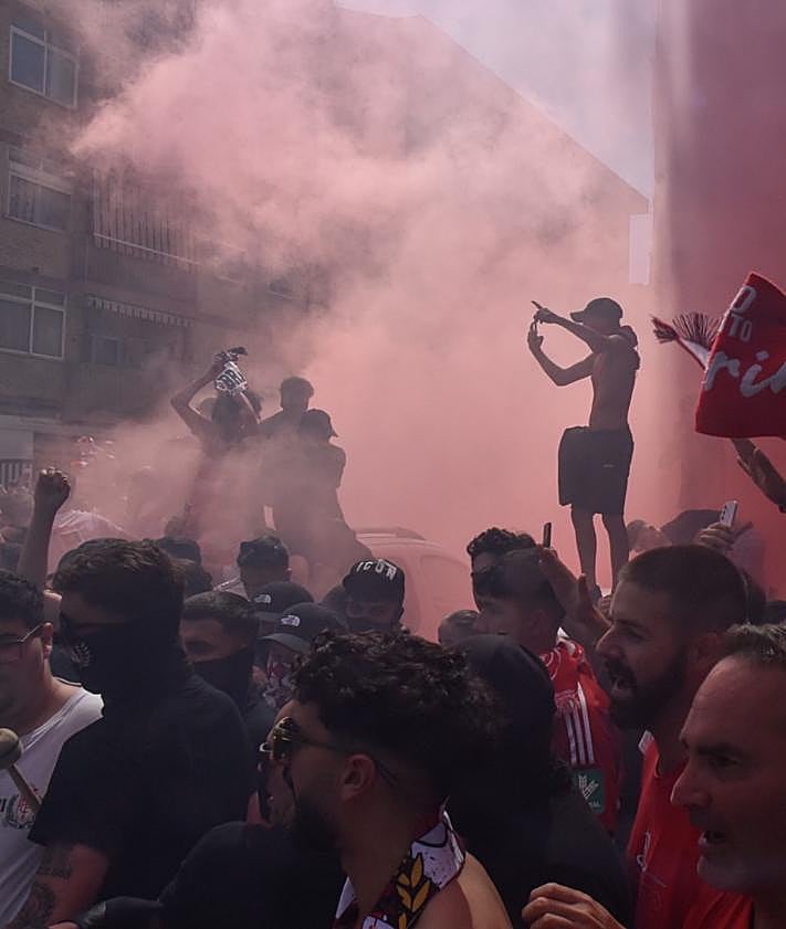 Imagen secundaria 2 - Bengalas y cánticos en la calle Pintor Manuel Maldonado. 
