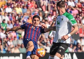 Una jugada en el partido entre Eldense y Racing.