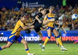 Esther intenta un lanzamiento en el partido.
