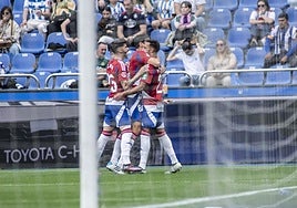 Los futbolistas del Granada celebran el gol de Abde Rebbach en Riazor.