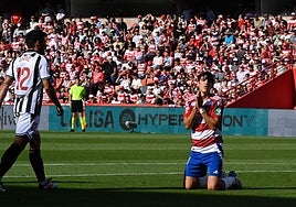 Gonzalo Villar se lamenta sobre el césped durante el partido.