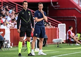 Johan Plat atiende al partido desde su área técnica.