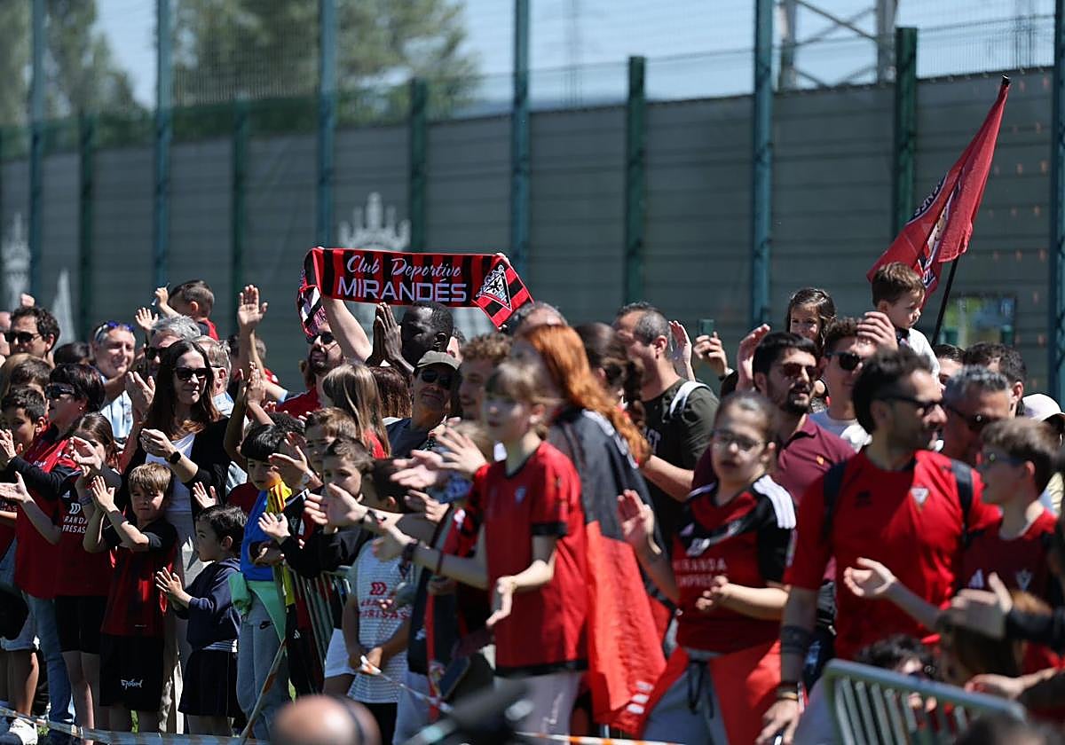 Apoyo de la afición del Mirandés a su equipo durante su entrenamiento este sábado.