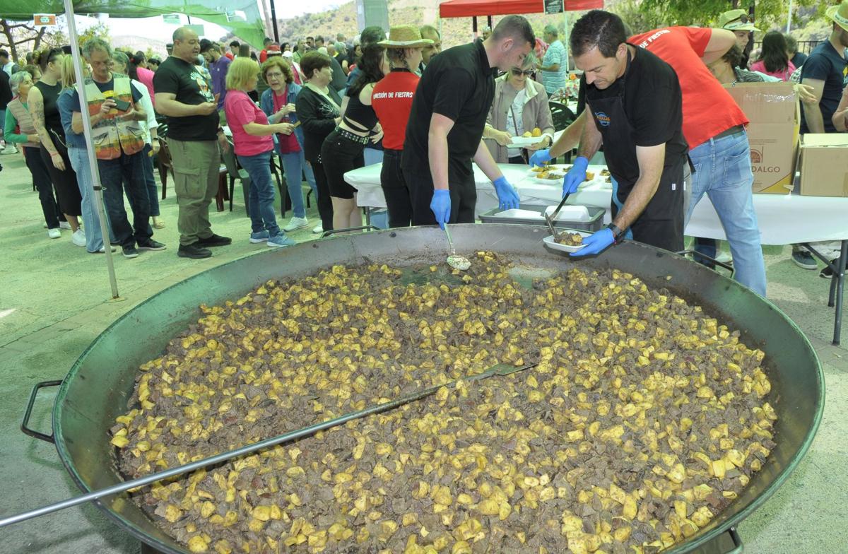 La fiesta de un pueblo de granada con 500 raciones de asadura con patatas | ideal