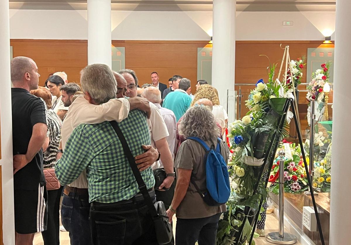 La capilla ardiente de Escámez ha quedado instalada en el salón de plenos, por deseo de la familia.