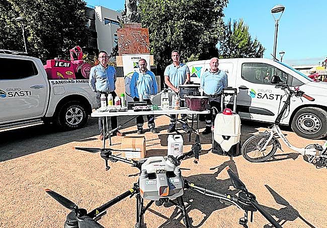 Personal de servicios con maquinaria y vehículos de Athisa.