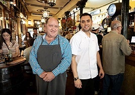 Pepe Torres, junto a su hijo Daniel, en su histórico establecimiento.
