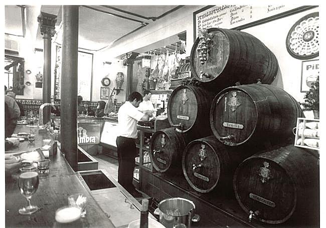 Con solera. Imágenes antiguas de Bodegas Castañeda y sus clásicos toneles.