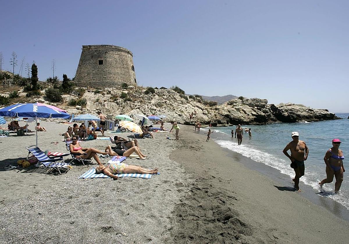 Torreón de Taramay visto desde la playa del Tesorillo