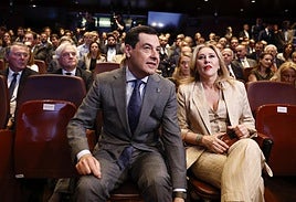 La consejera de Economía, Hacienda y Fondos Europeos y portavoz del Gobierno andaluz, Carolina España, junto a Juanma Moreno este lunes en Madrid.