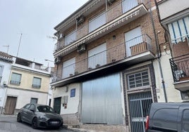 Estado actual del edificio de Pinos Puente que sufrió una explosión el pasado 5 de marzo.