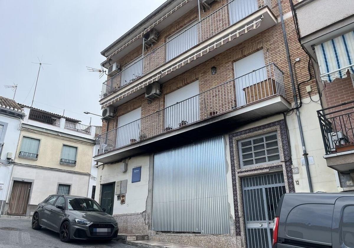 El bloque que sufrió una explosión en pinos puente sigue desalojado dos meses después | ideal