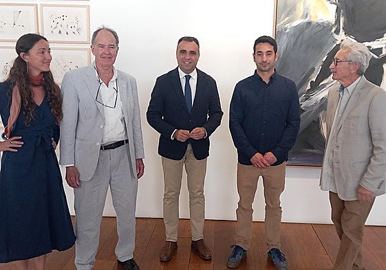 Francis Rodríguez (en el centro), junto a los representantes de la familia Guerrero.