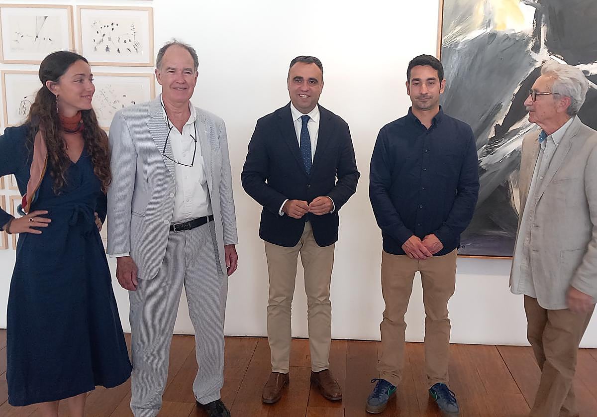 Francis Rodríguez (en el centro), junto a los representantes de la familia Guerrero.
