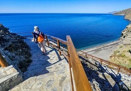 Mirador de Alborán. El sendero baja por un acantilado de 100 metros de desnivel que se convetirá el mejor balcón del mar.