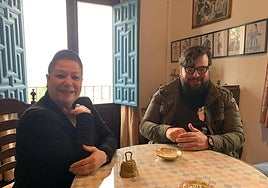 Mariquilla y Ambrosio Valero visitando la Casa Museo Manuel de Falla en 2021.