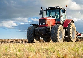 Muere un anciano de 84 años al volcar el tractor que conducía en Baza