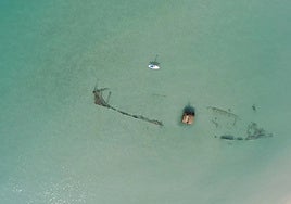 Imagen del vapor Gladiator en la playa de Zahara de los Atunes.