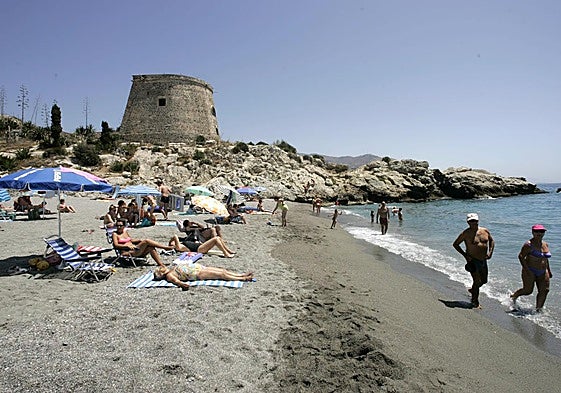 Torreón de Taramay visto desde la playa del Tesorillo