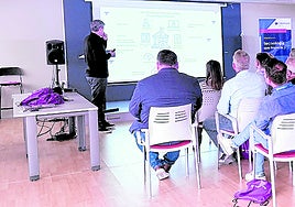 La visita de los representantes de las administraciones al centro de datos de Trevenque Group.