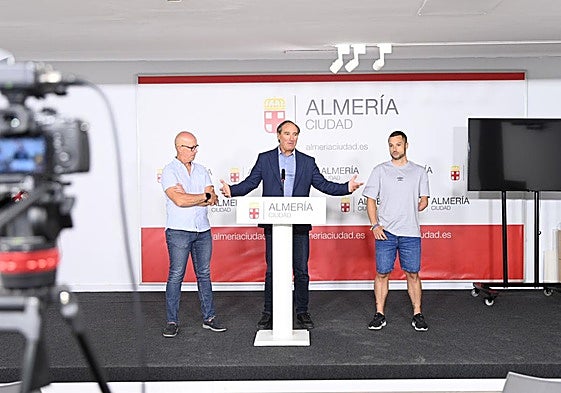 Paco Fuentes, Antonio Jesús Casimiro y Jairo Ruiz, en la presentación de la prueba.