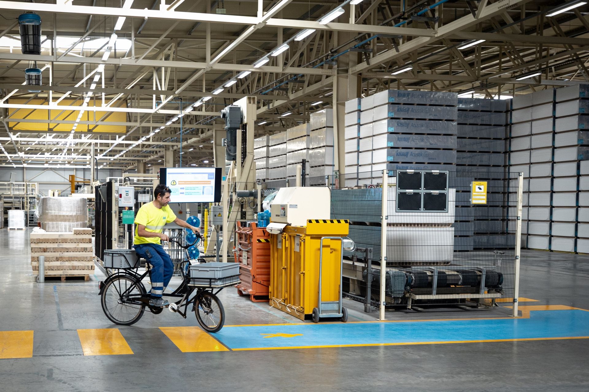 Imagen principal - Imágenes de la planta de EScúzar y de su director, durante la inauguración de las nuevas líneas.