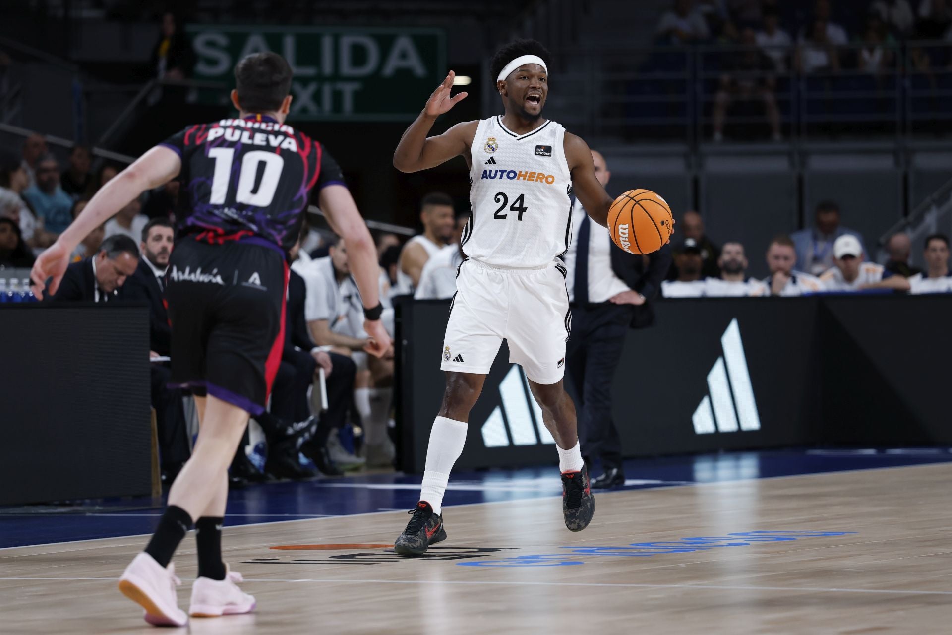 Sergi García (10) defiende a Andrés Feliz