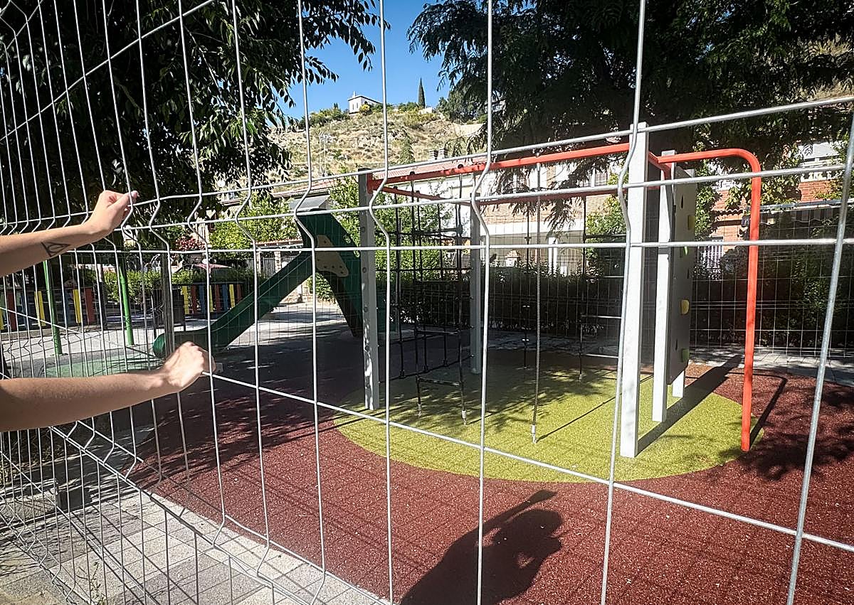 Imagen secundaria 1 - Seis parques en obras y unos niños que miran desde la valla