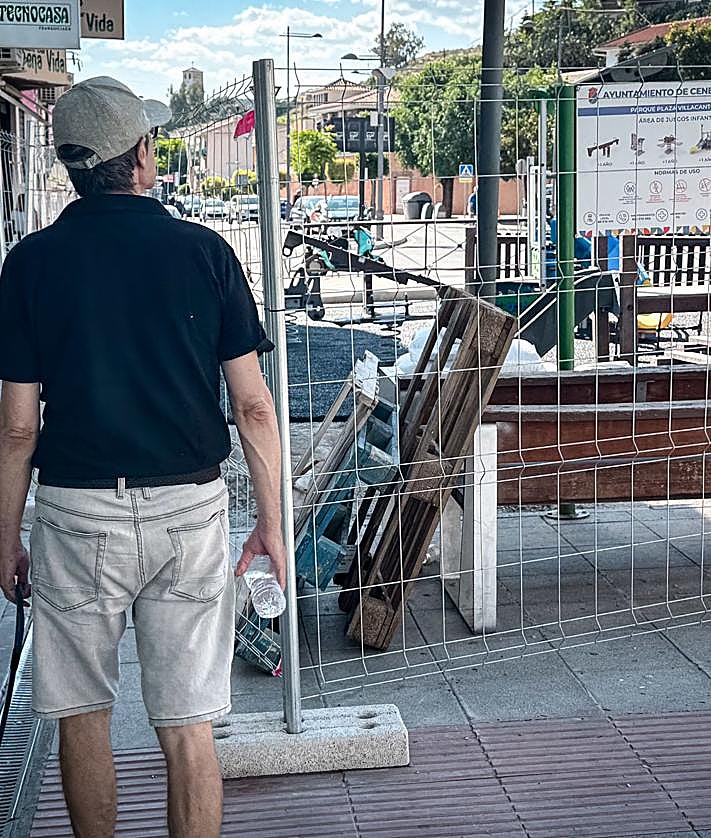 Imagen secundaria 2 - Seis parques en obras y unos niños que miran desde la valla