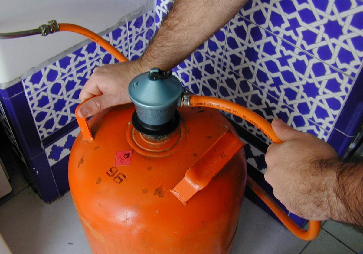 Alertan de posibles estafas del falso técnico del gas en granada: «no te fíes de su buena apariencia» | ideal