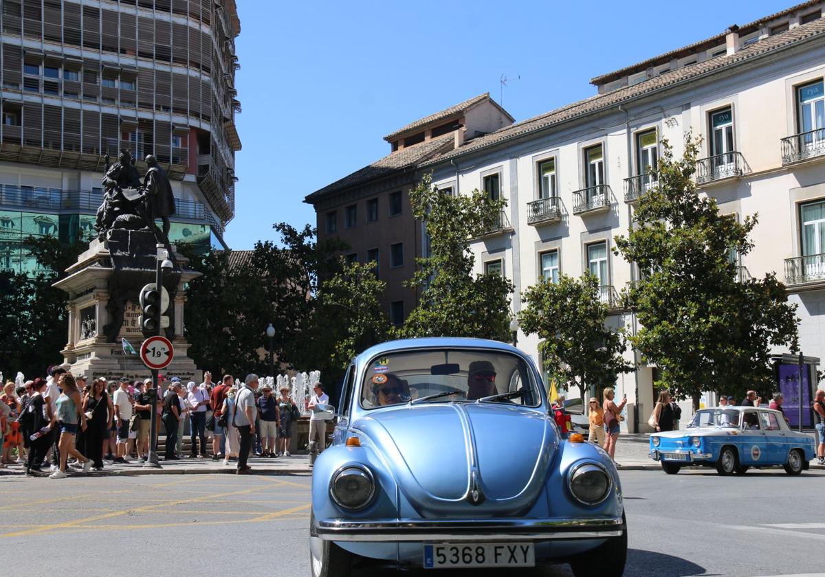 Uno de los vehículos del evento pasando por la Plaza Isabel la Católica