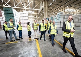 El director de la planta de Knauf en Escúzar guía a los invitados por las instalaciones, en la inauguración de las nuevas líneas de producción.